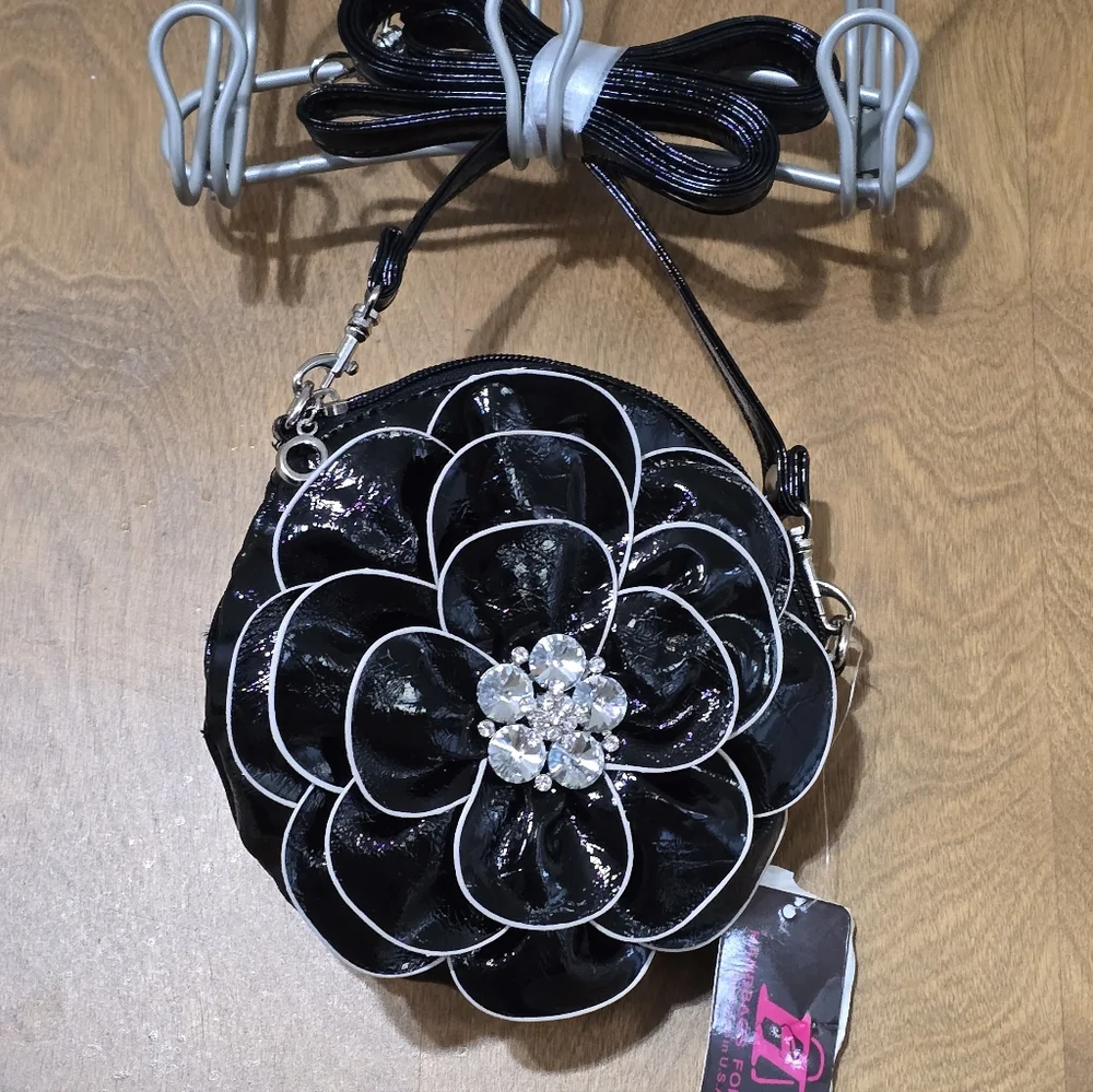 Elegant Black Floral Crossbody Bag - Picture 3 of 7
